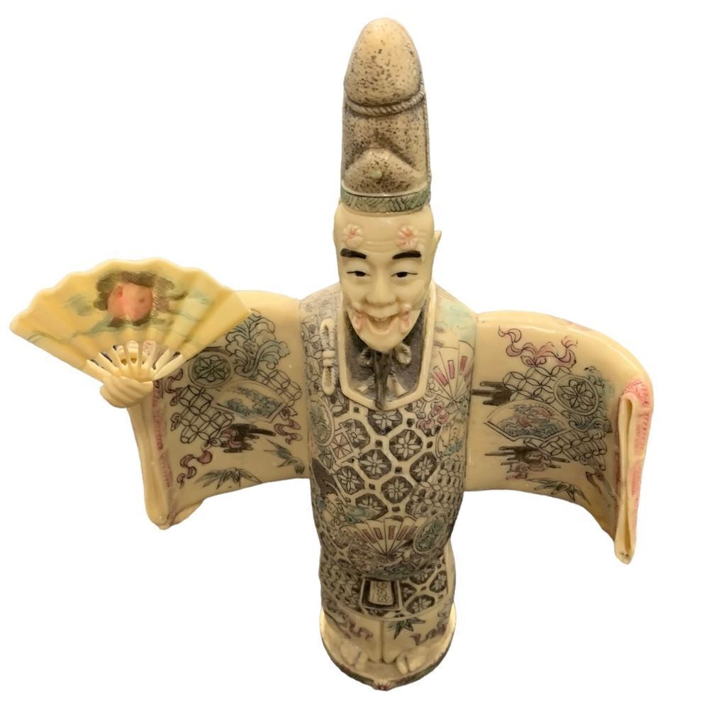 Chinese courtier with spread arms, singing in a courtly performance